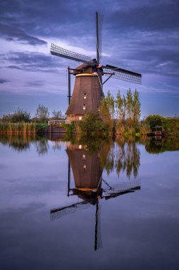 Günbatımında yel değirmenleri, Hollanda 'da anaokulu.