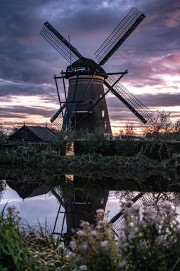 Günbatımında yel değirmenleri, Hollanda 'da anaokulu.