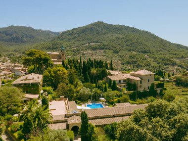 Mallorca, İspanya 'da arka planda güzel, güneşli bir yaz günüyle güzel bir İtalyan köyünün hava manzarası.