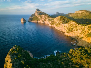 Denizin üzerinde gün batımı ve Mallorca 'da kayalar, İspanya