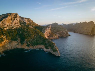 Denizin üzerinde gün batımı ve Mallorca 'da kayalar, İspanya