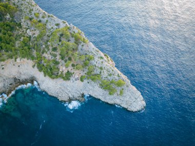 İspanya, Mallorca 'daki deniz ve dağlarla güzel bir manzara.