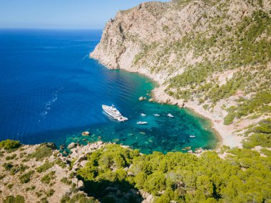 İspanya, Mallorca 'daki deniz ve dağlarla güzel bir manzara.
