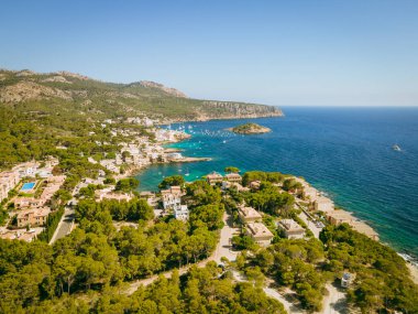 İspanya, Mallorca 'daki deniz ve dağlarla güzel bir manzara.