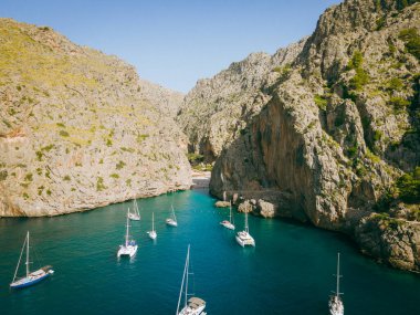 İspanya, Mallorca 'daki deniz ve dağlarla güzel bir manzara.