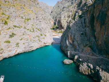 İspanya, Mallorca 'daki deniz ve dağlarla güzel bir manzara.