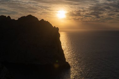 Güneş akşamları kayaların arkasında..
