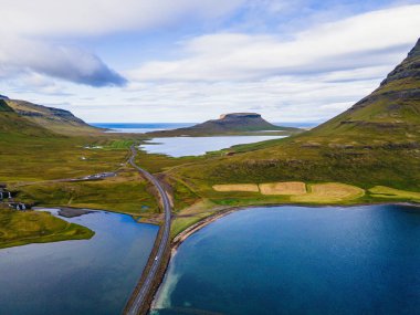 Şelaleli İzlanda Dağı 'nın hava manzarası.