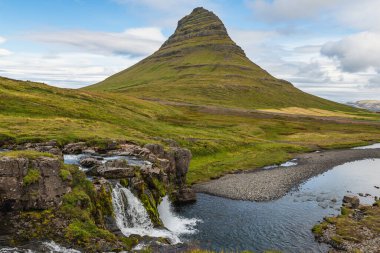 Şelaleli İzlanda Dağı 'nın hava manzarası.