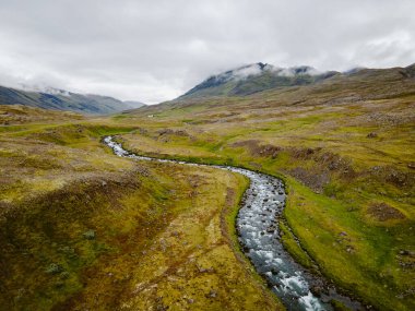Dağlarda bir nehir olan İzlanda manzarası