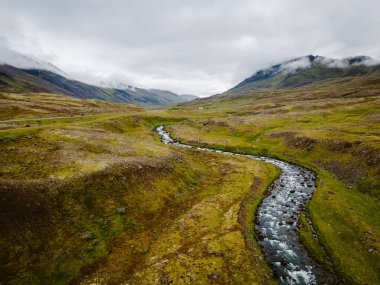 Dağlarda bir nehir olan İzlanda manzarası