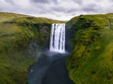 İzlanda 'daki güzel şelale skogafoss doğal bir arka planda.