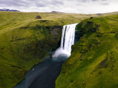 İzlanda 'daki güzel şelale skogafoss doğal bir arka planda.
