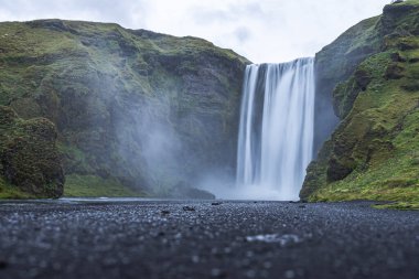 İzlanda 'daki güzel şelale skogafoss doğal bir arka planda.