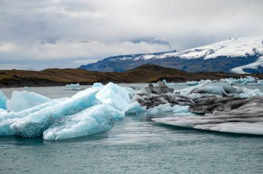 İzlanda 'daki Jokulsarlon gölünde buzul