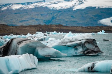 İzlanda 'daki Jokulsarlon gölünde buzul