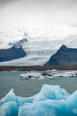 İzlanda 'daki Jokulsarlon gölünde buzul
