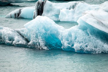 İzlanda 'daki Jokulsarlon gölünde buzul