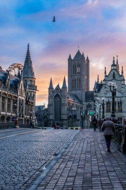 Günbatımında Gent şehrinin tarihi kasabası.