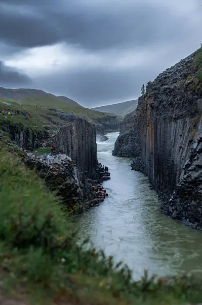 İzlanda 'da nehir ve Stulagil Kanyonu ile güzel bir manzara.
