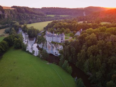 Ormandaki Walzin Kalesi 'nin üzerinde güzel bir gün batımı