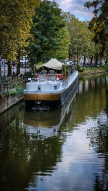 Nehirdeki tekne Gent, Belçika