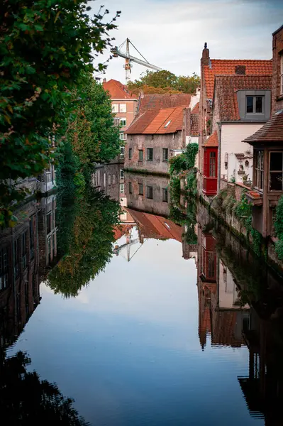 Akşamları kanal ve eski kasaba. Belçika.