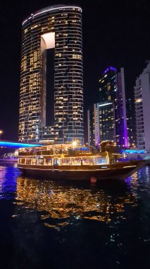 Dubai şehrinin gece manzarası, uae