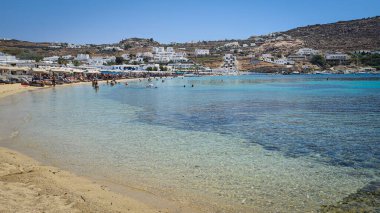 Mykonos Adası, Yunanistan - 19 Ağustos, 202. Sahil manzarası, berrak mavi bir su ve...