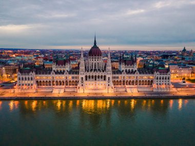 Budapeşte şehri manzarası, hungary. Meşhur Macar parlamentosu ve akşamları da Danube..