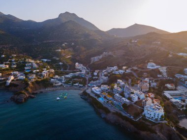 Yunanistan 'ın Girit kentindeki güzel deniz ve plajın hava manzarası