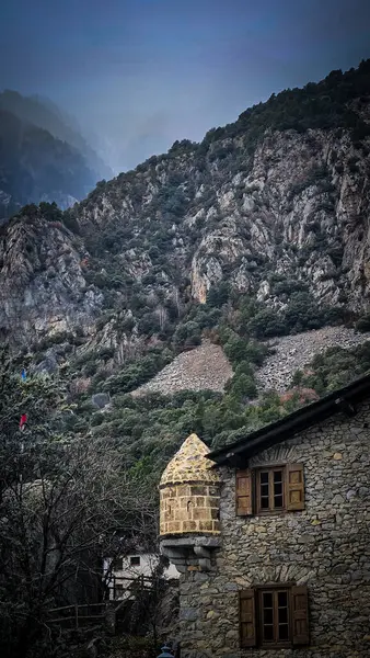 Andorra 'daki dağlarda terk edilmiş eski bir ev.