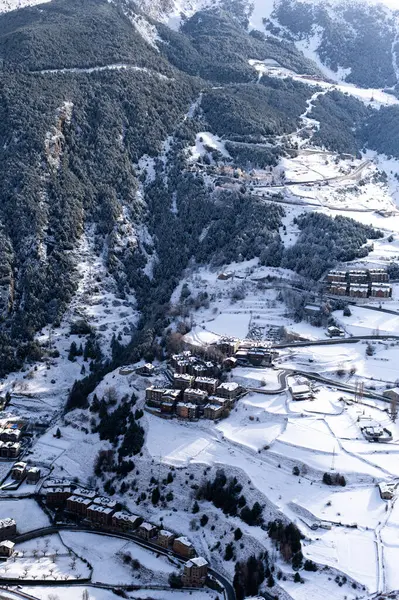 Andorra 'daki dağ köyünün havadan görünüşü