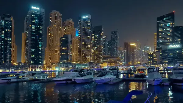 Yat limanı olan Dubai marinasının marina bölgesinin gece manzarası..