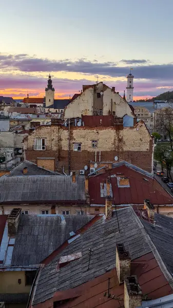 Lviv şehrinin üzerinde güzel bir günbatımı manzarası.