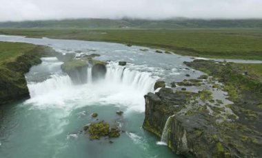 İzlanda 'daki güzel şelale Godafoss