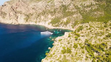 Dağlı deniz manzarası ve arka planda lüks plaj, Mallorca, İspanya