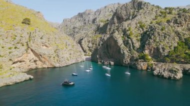 Dağlı deniz manzarası ve arka planda lüks plaj, Mallorca, İspanya