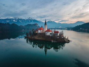 Slovenya 'daki Bled Gölü yakınlarında kış Noel gündoğumu