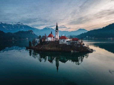 Slovenya 'daki Bled Gölü yakınlarında kış Noel gündoğumu