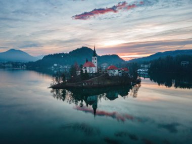 Slovenya 'daki Bled Gölü yakınlarında kış Noel gündoğumu