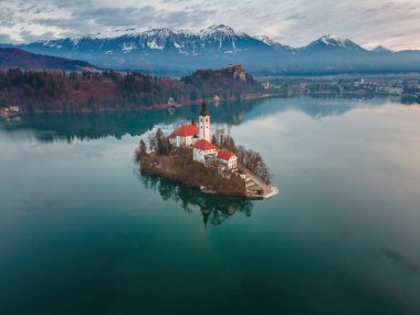 Slovenya 'daki Bled Gölü yakınlarında kış Noel gündoğumu