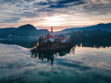 Slovenya 'daki Bled Gölü yakınlarında kış Noel gündoğumu