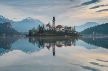 Slovenya 'daki Bled Gölü yakınlarında kış Noel gündoğumu