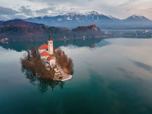 Slovenya 'daki Bled Gölü yakınlarında kış Noel gündoğumu
