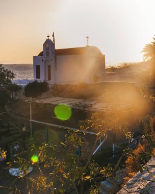 Günbatımında Yunan kıyı şeridi. Yunan adası Mykonos 'un üzerinde gün batımı