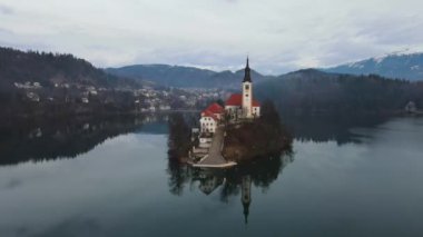 Kışın arka planda dağlarla birlikte akan güzel göl.