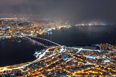 Kutup Gecesi boyunca Tromso 'nun hava görüntüsü