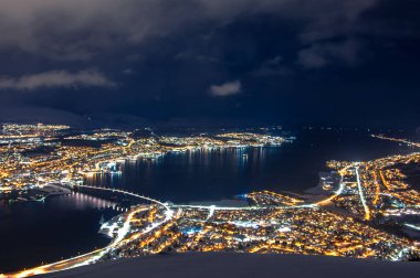 Kutup Gecesi boyunca Tromso 'nun hava görüntüsü