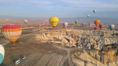 Kapadokya dağlarında renkli sıcak hava balonları